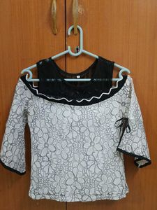 COLD SHOULDER LACE TOP