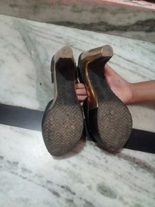 Black And Golden Heels 👠