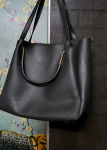 Chic Black Tote 👜 Bag