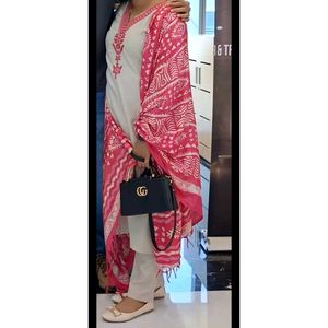 ​💖 Elegant Pink Ensemble: Embroidered Kurta with