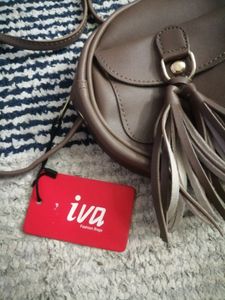 iva round sling bag