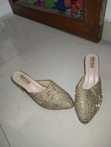 Golden heels 👠