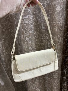 White shoulder bag &amp; lipstick free😍