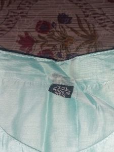 Women&#39;s Embroidered Kurta