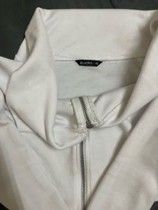 Chic White Zip-Up Crop Top