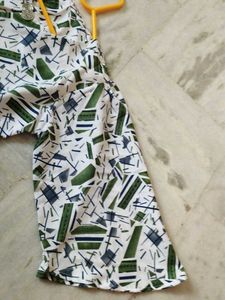 Women&#39;s Printed Top With Brotch