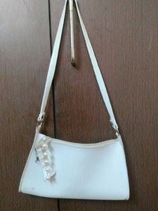 Selling fashionable bag .