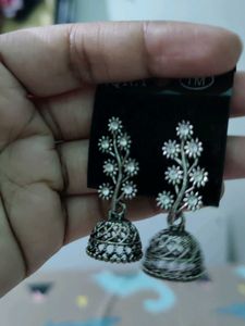 ear rings combo of five and a free ring