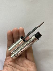 Glowing Eyeliner