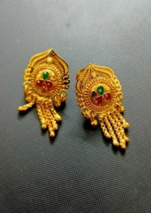 💫 Traditional Gold-Tone Earrings — Timeless &amp; Ele