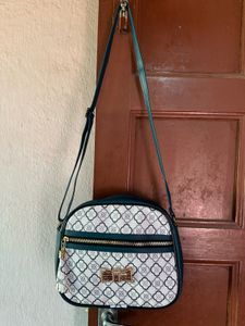 BRAND NEW LADIES SLING BAG