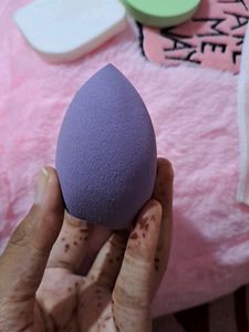 1 Beauty Blender And Two Puffs