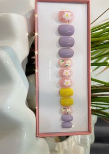 12 Pc Of Press On Nails Set.