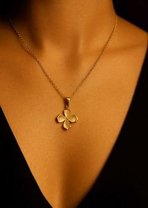 Elegant  Flower Pendant Necklace Monalisa Stone