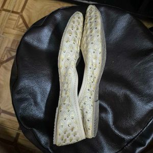 Embroidered Cream Jutti