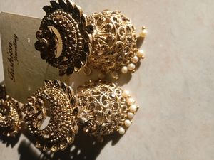 Beautiful Golden Jhumka With Mang Tika