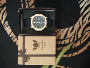 Stylish Wrist Watch. with comfy silicon strap