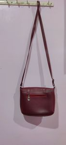 Adjustable sling handbag