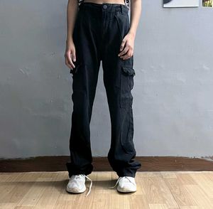Black Cargo Pants. (Straight-Fit)