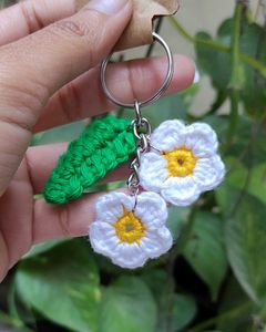 Daisy crochet keychain with a leaf