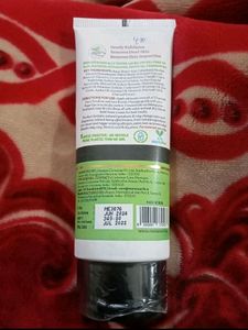 FLAT 40% OFF on MAMAEARTH Charcoal Face Scrub