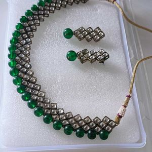Antique Green Moti And Kundan Chokher Set