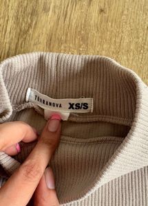 Sleeveless Turtleneck Crop Top