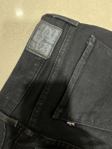 Black Levi’s Mid Waist Jeans