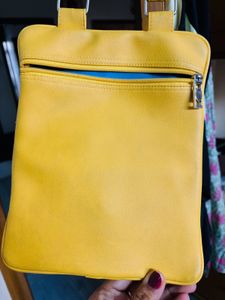 Smart Girly Slingwith 3 Zip N One Pocket