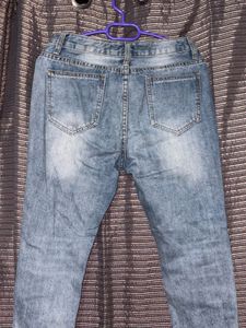 Floral Embroidered Ripped Jeans 🌹