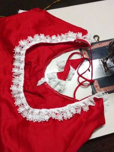 hand met red and white colour