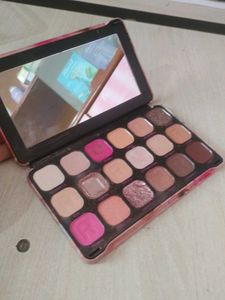 MAKEUP REVOLUTION EYESHADOW PALETTE