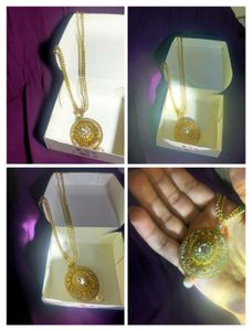 Golden neckpiece with matching Mangtika.