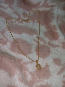 Elegant Gold Floral Pendant Necklace