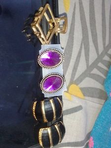 2 earings with a free mini golden clip