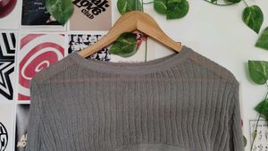 Grey crop winter top 🤍