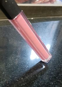 HUDA BEAUTY LIQUID LIPSTICK                               Shade - Gossip Gurl