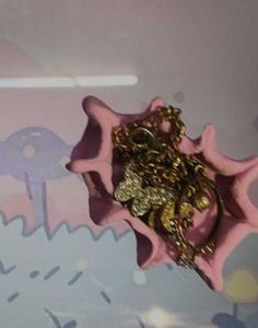 A Ring ro pendet holder