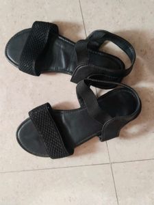 🖤 black Strappy Sandals