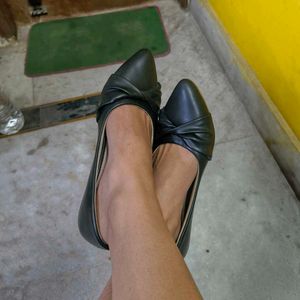 Chic Black Pointed Toe pumps