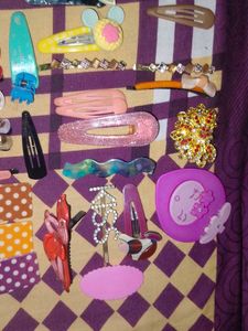 BUY ATLEAST 3 Hair Clips✨
