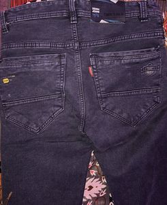 it’s a light wieght stretchable navy blue jeans ..
