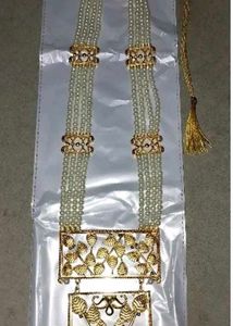 Elegant 2 piece Gold-Plated necklace with 4 ear