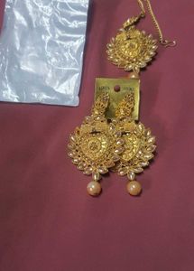 Set Of 2 Earrings &amp; Maangtika