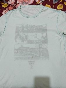 Levi&#39;s Graphic Tee