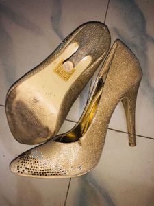 I’m Selling This Beautiful Golden Heels👠