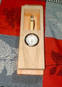 1New Clock With Pen Stand