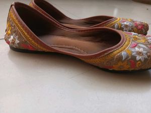 Floral Embroidered Juttis