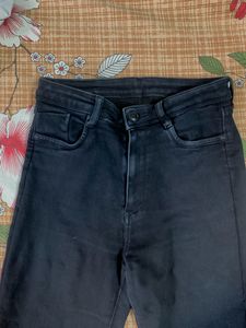 BLACK STRAIGHT FIT JEANS