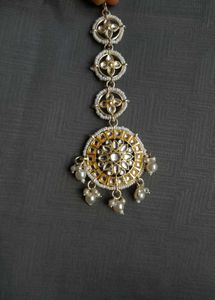 Elegant Kundan Tikka Headpiece